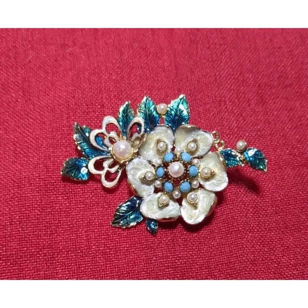 Vintage Monet Enamel Green & White Flower Brooch Pin, Gold Tone & Faux Pearl‎